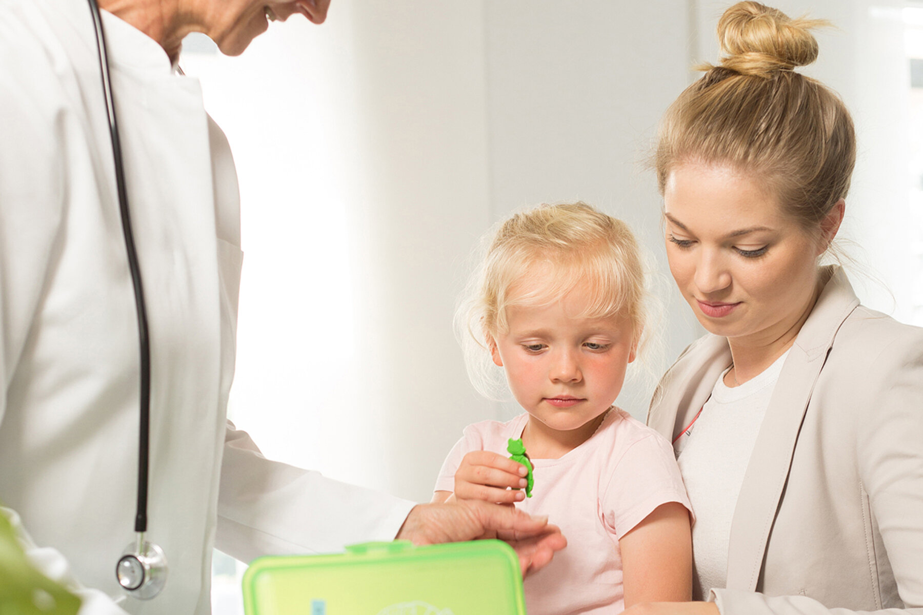 Tochter mit Mutter beim Kinderarzt